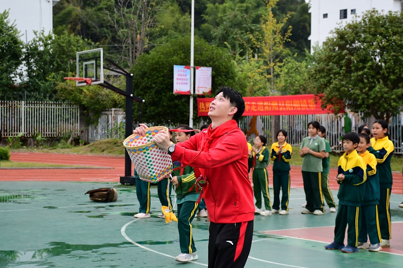 体验接绣球。庞惠文摄