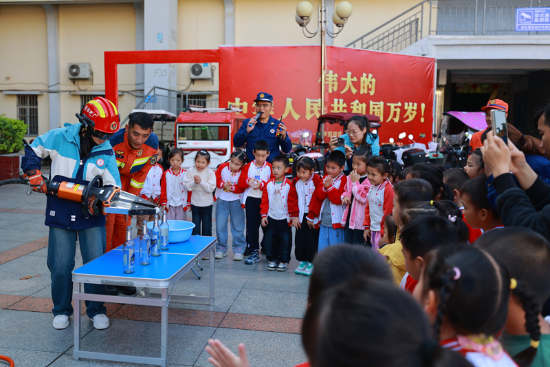 現場體驗液壓鉗夾乒乓球。