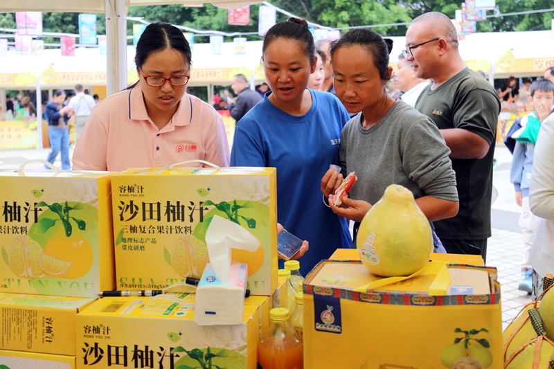 名特優農產品展銷。鄧鈞元攝