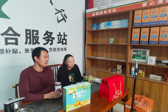 张誉升正在和资源当地职业主播一起在店里直播 雍贝妮摄