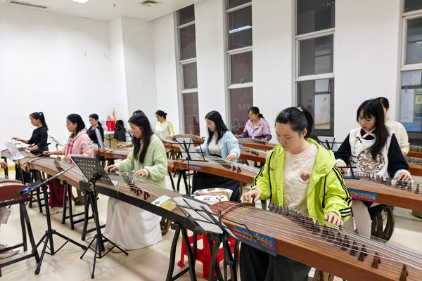古筝教学。南宁市青少年活动中心供图