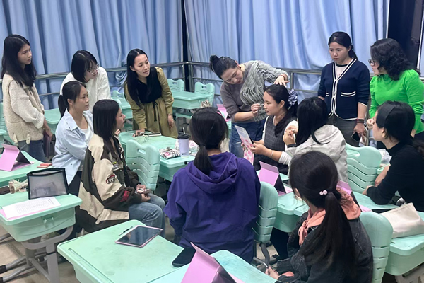 美妆课。南宁市青少年活动中心供图