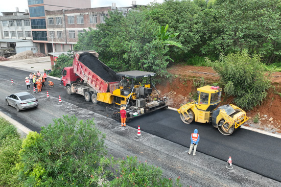 S503線平桂民田至沙田段公路改建工程項目瀝青混凝土上面層鋪筑 梁月 攝
