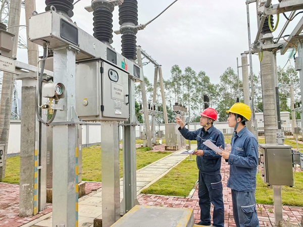 工作人員對35千伏上井變電站開展投運前設備信息核對工作。吳滔攝