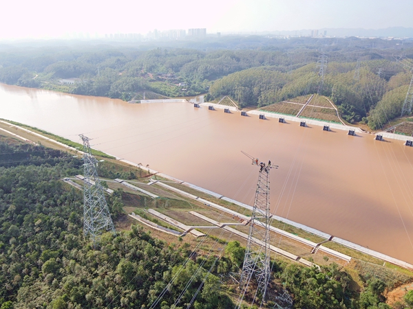 電力施工人員對220千伏久歌Ⅰ、Ⅱ線舊鐵塔及線路進行拆除,為旁邊新遷改線路工程順利送電投運提供支持。翟晉升攝