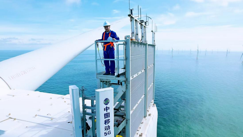 硬核5G基站矗立於百米高空的海上風機頂端。廣西移動供圖