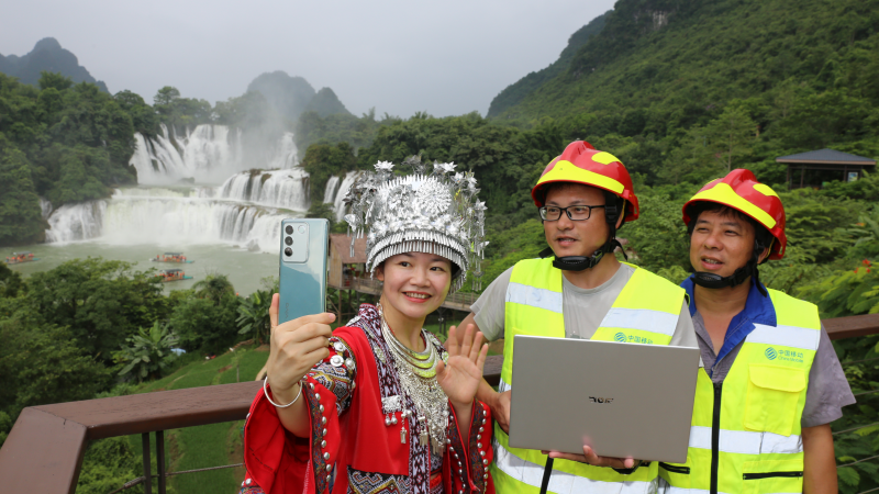 在中越邊境的跨國瀑布—崇左市大新縣的德天瀑布,移動技術專家正在保障旅游直播間的現場網絡。廣西移動供圖