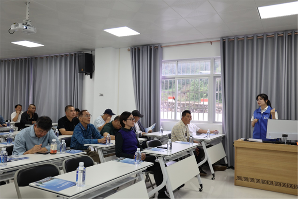 志願者向嘉賓們進行科普。中石化廣西公司供圖