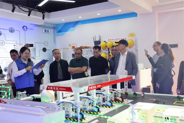 嘉賓們在參觀沙盤室。中石化廣西公司供圖