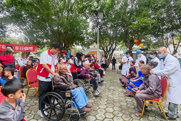 学子献力，为民服务传温情。右江民族医学院基础医学院供图