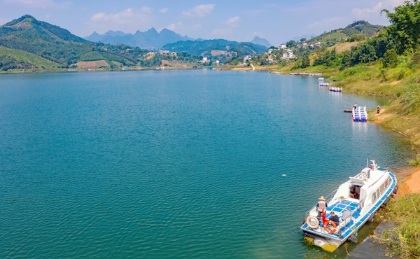 優美碧綠的萬峰湖水湖面。