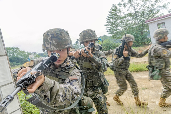官兵正在进行房屋搜索。