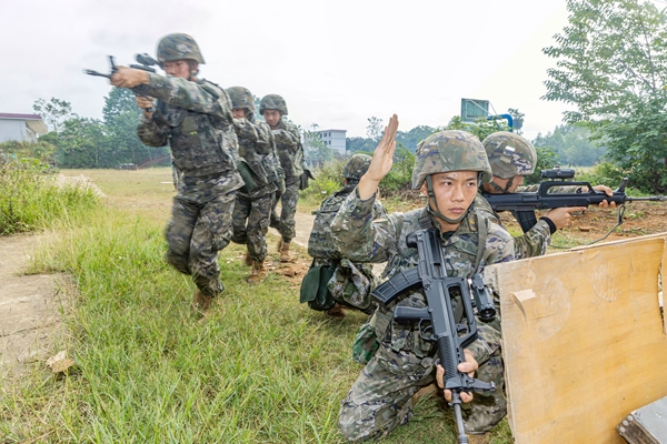 官兵正在进行外围封控。
