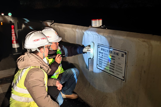 “一路向陽+攻堅突破”成員監測橋面溫濕度情況。農明羲攝