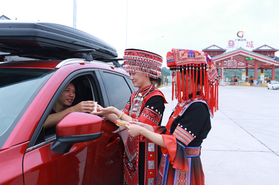 “一路向陽+品質服務”團隊成員給司乘送溫暖。農明羲攝