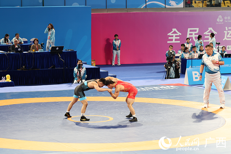 廣西選手鄒萬豪和廣西選手劉明瑚展開激烈交鋒。人民網 韋歡攝