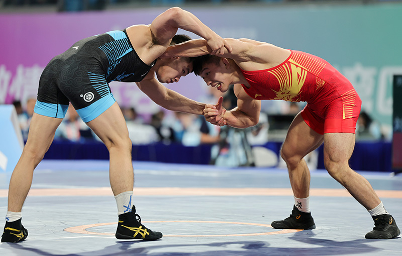 廣西隊選手鄒萬豪(左)與廣西隊選手劉明瑚對決,最終鄒萬豪獲得金牌。