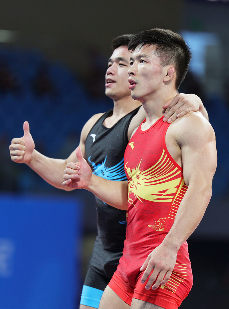 廣西隊選手鄒萬豪(左)與廣西隊選手劉明瑚(右)在賽后合影。主辦方供圖