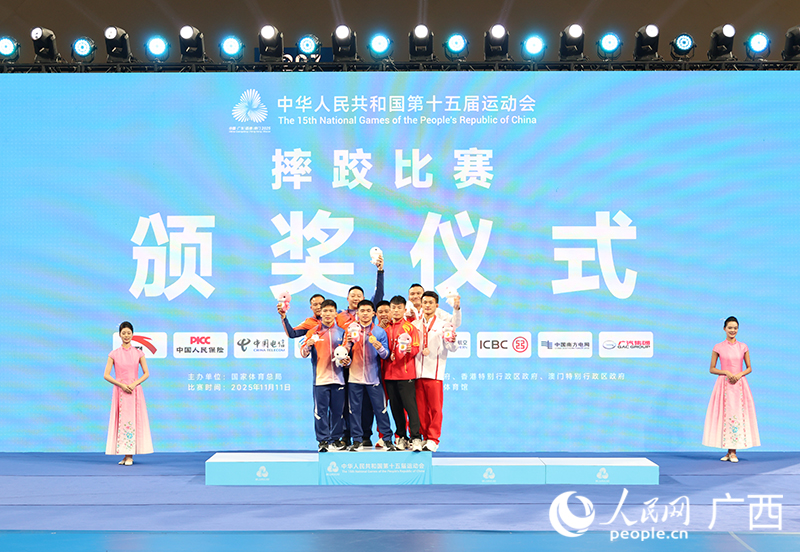 獲獎選手與教練在頒獎儀式上合影。人民網 韋歡攝