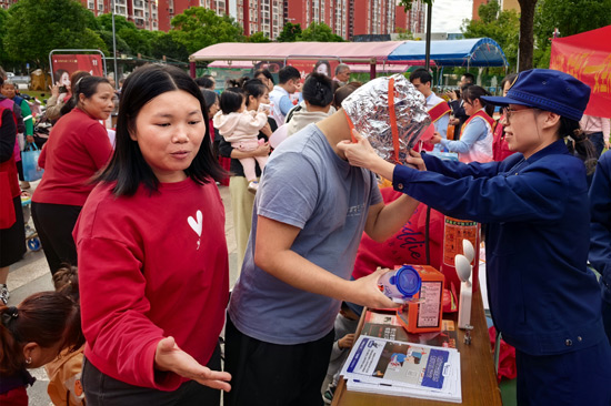 群眾體驗佩戴火災逃生面具。何小翠攝