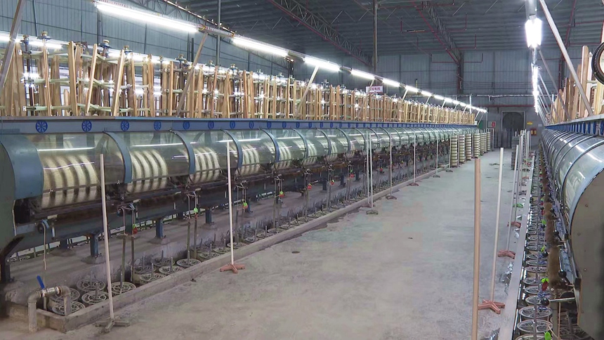 广西万赢茧丝绸有限公司茧丝绸加工车间。韦泽光 摄