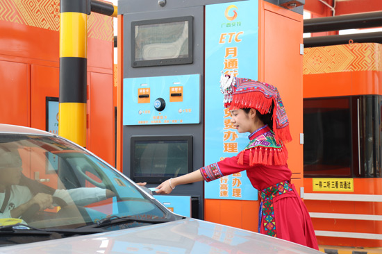 “暖心服務先鋒”微笑服務司乘。翁雅梅攝