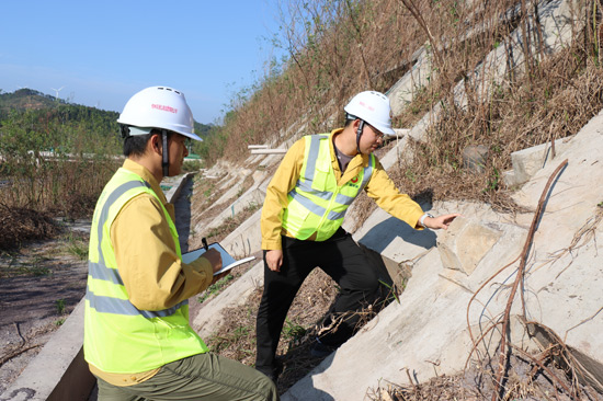 “匠心養路先鋒”檢查邊坡情況。翁雅梅攝