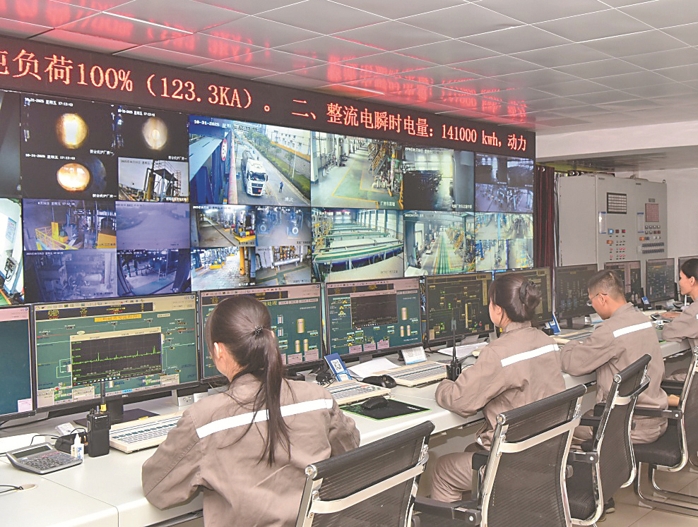 廣西田東錦盛化工有限公司工作人員在中控室監控企業生產運行情況。李世虎攝