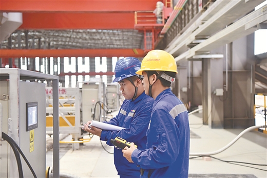 廣西田東同創金屬制品有限公司員工在車間作業。農思秋攝