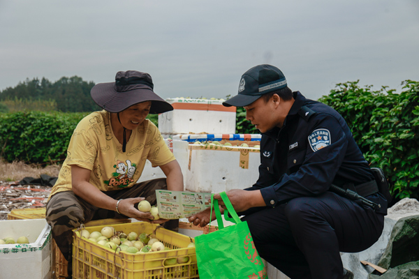 茶洞派出所警员深入田间地头，开展安全知识宣讲，在丰收的果香里，把安全与服务送到群众身边。