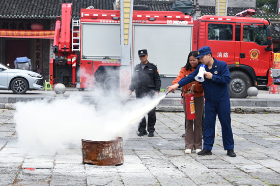 游客學習干粉滅火器的使用方法(馮韻詩 攝)