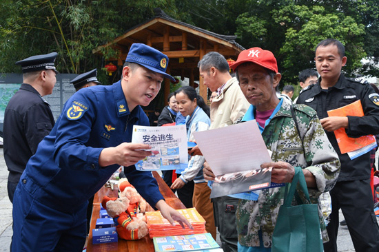 消防宣傳員向群眾講解消防知識(馮韻詩 攝)