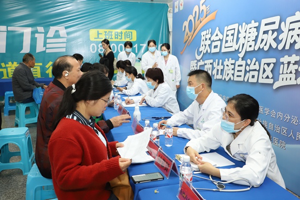 义诊现场。广西民族医院供图
