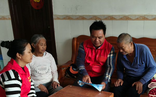 容縣楊村鎮黨員網格員入戶開展2026年度城鄉居民醫療保險政策宣傳。黃海妮攝