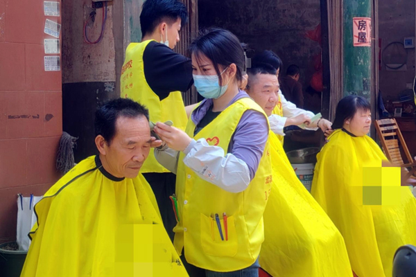 容縣容州鎮新南社區黨員網格員協調美容美發黨員志願服務隊為居民提供免費理發服務。李明霖攝