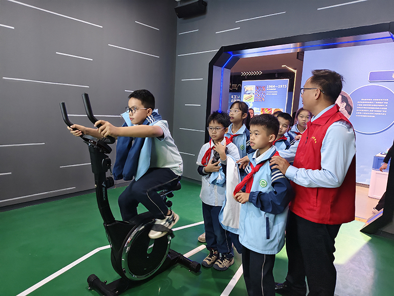 同學們在體驗科普項目。自治區科協供圖