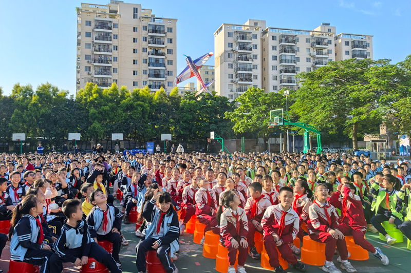 精彩的航模表演。黄士芝摄