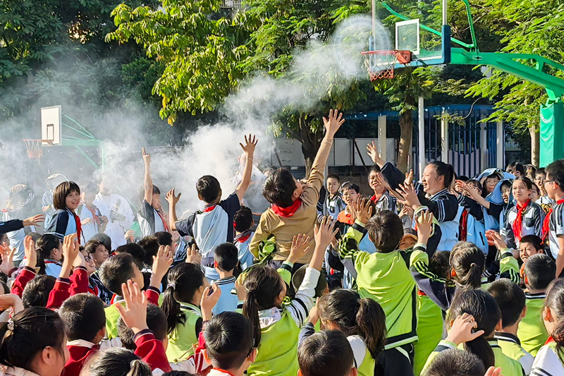 学生感受空气炮的魅力。黄士芝摄