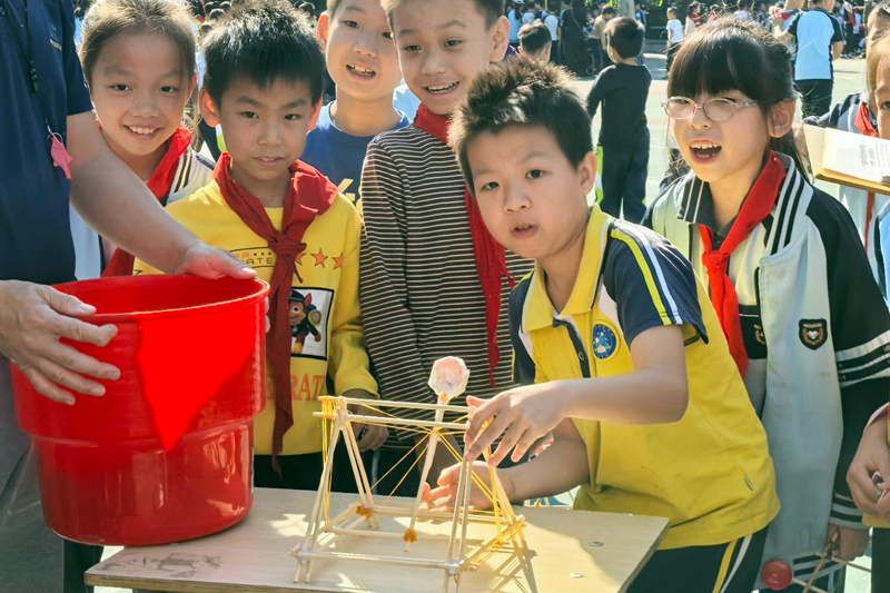 学生用自制投石机进行“投石”比赛。石慧琳摄