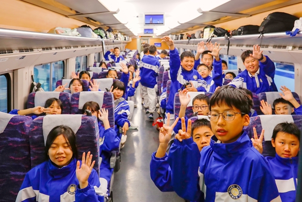 研学团顺利乘坐动车开启研学之旅。郑长贤摄