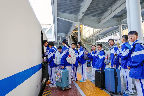 研学团在桂林火车站有序乘车。郑长贤摄