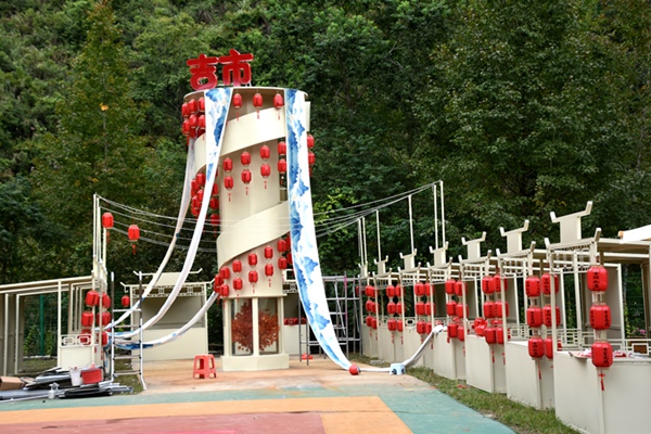 矮馬王國內文創”吉“市即將開放上新文創商品。黃琪攝