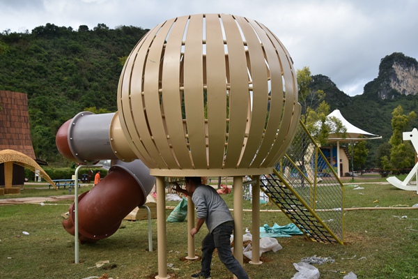 工人正在為游樂設施固定。黃琪攝