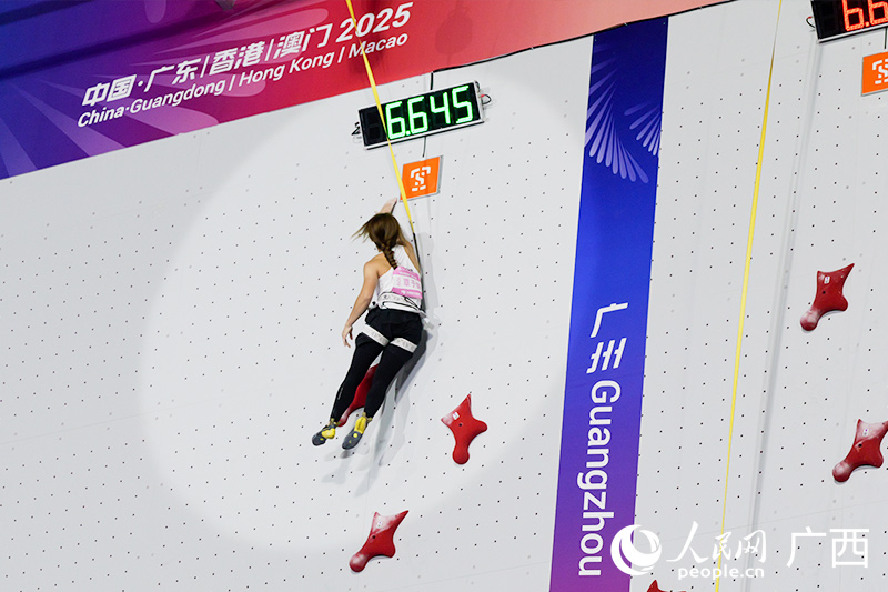 女子速度 1/8 決賽中，覃於妹輕鬆晉級。人民網 梁章暉攝