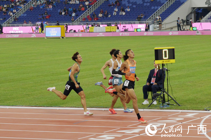 沖線瞬間。人民網 梁章暉攝