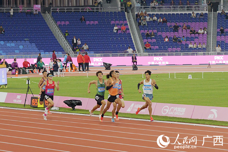 劉德助頻繁回頭觀察對手情況。人民網 梁章暉攝