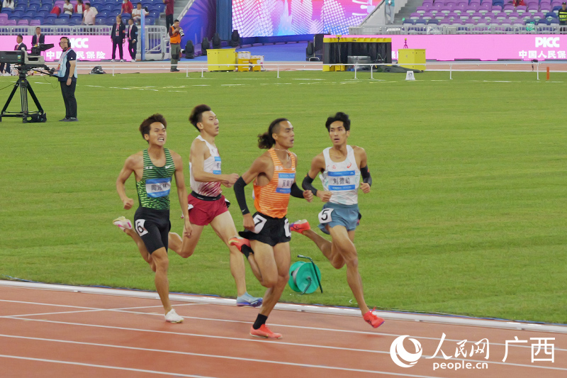 劉德助頻繁回頭觀察對手情況。人民網 梁章暉攝