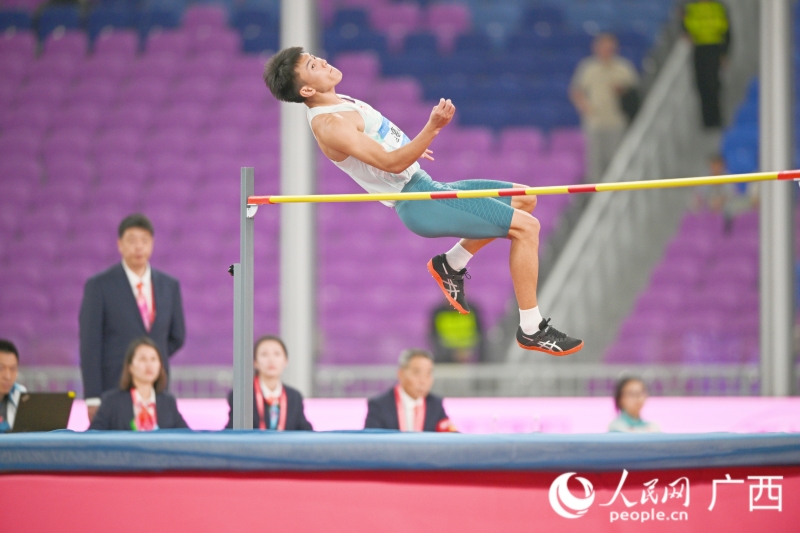 廣西選手諸葛義在進行男子十項全能之跳高比賽。