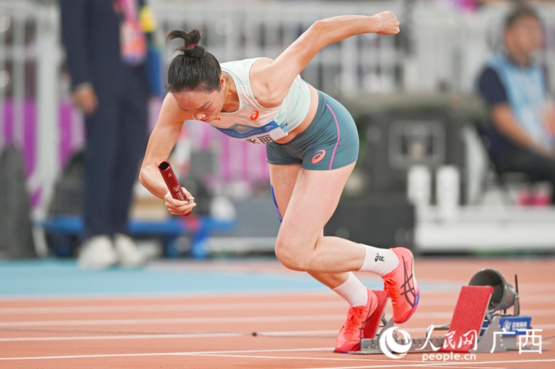 韋永麗在4×100米混合接力決賽中擔任第一棒。人民網 雷琦竣攝