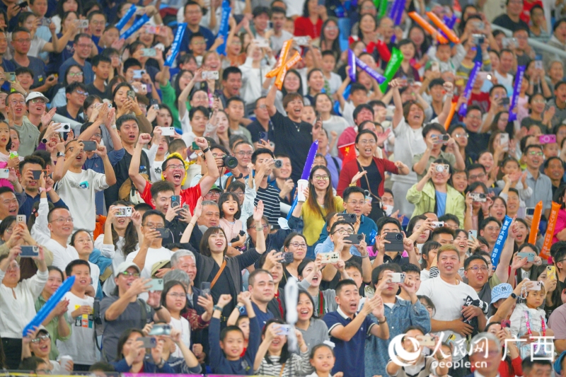 田徑比賽看台上，觀眾為運動員的精彩表現歡呼。人民網 雷琦竣攝